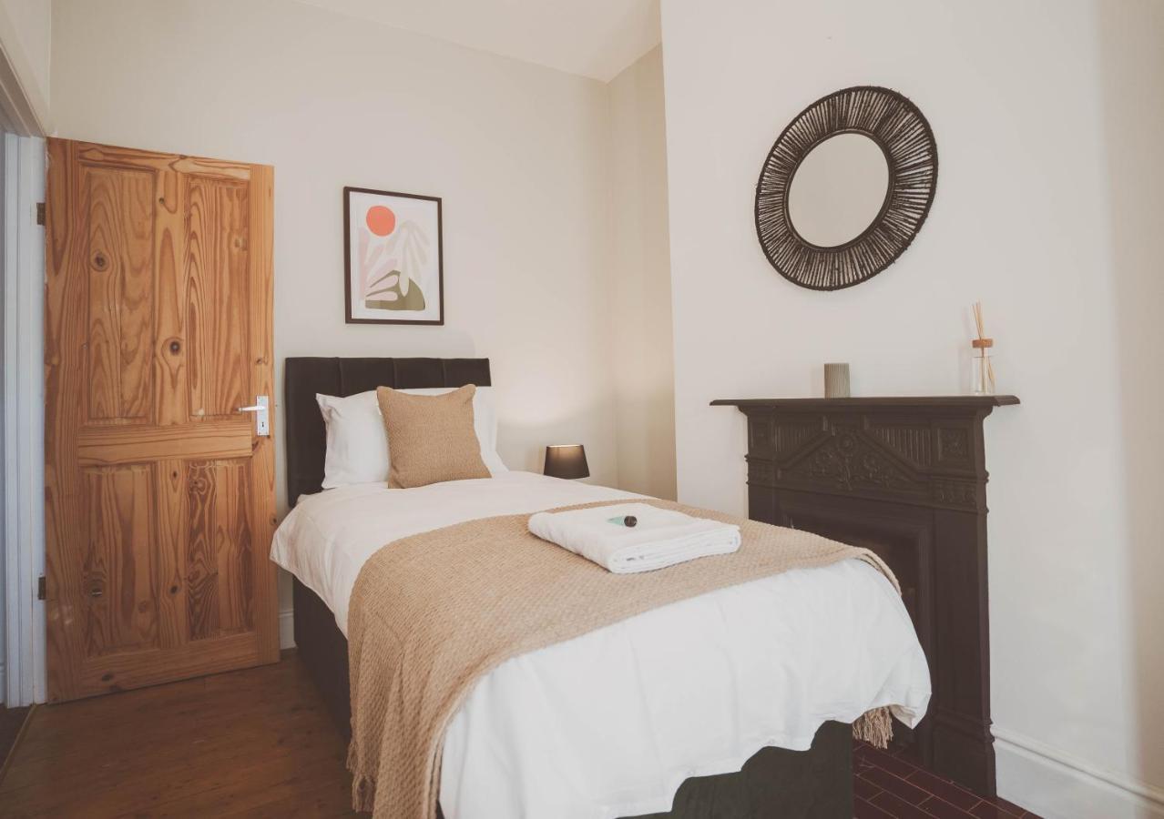 Cosy 5Bed 2Bath Well Equipped House In Coventry City Near Amenties Makes Great Digs, Wi-Fi, On Street Parking, Smart Tvs In Rooms, Coop Shop 2Mins Walk Exterior foto